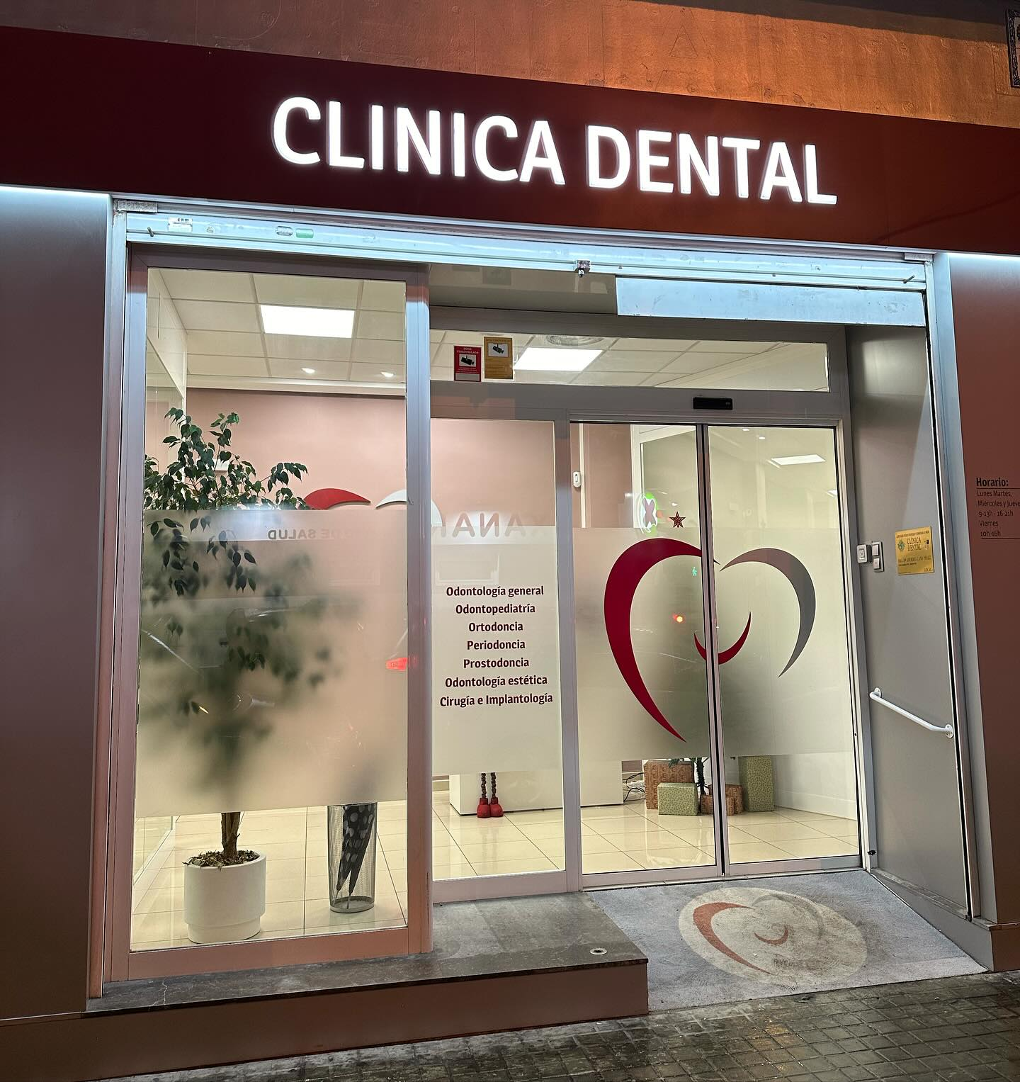 Fachada de la Clínica Dental Las Fuentes Norte en Zaragoza